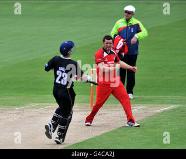 Cricket - Friends Life Twenty20 - North Group - Warwickshire Bears / Lancashire Lightning - Edgbaston. Stephen Parry di Lancashire Lightning celebra la cattura di Darren Maddy LBW, un'orsacchiatrice della Warwickshire Bears Foto Stock