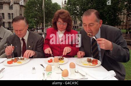 Gli MPS si trasformano in uova biologiche a gamma libera per la colazione al QEII Center di Westminster oggi (Mer), come i parlamentari di tutte le parti hanno sostenuto la campagna dalla compassione in agricoltura mondiale per porre fine al sistema di gabbia di batteria per le galline. Da sinistra: Bill Etherington (Lab. Sunderland N), Jackie Lawrence (laboratorio. Preseli, Pembrokeshire) e Peter Bottomley (con. Worthing West). Vedi PA storia POLITICA uova. Foto di Tony Harris/PA Foto Stock