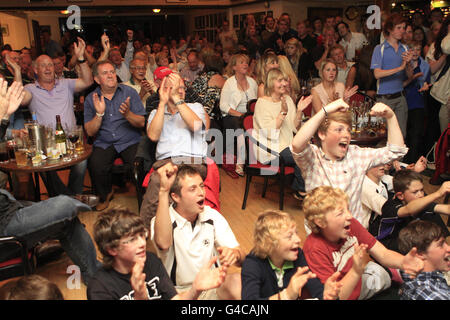 Gli amici del golfista Rory McIlroy all'Hollywood Golf Club di Co. Down, Irlanda del Nord, celebrano la sua vittoria negli US Open. Foto Stock