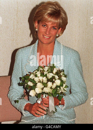 PA NEWS PHOTO 21/4/97 LA PRINCIPESSA DEL GALLES VIENE PRESENTATA CON LA PRIMA ROSA CHE PRENDE IL NOME DA LEI PRESSO GLI UFFICI DELLA BRITISH LUNG FOUNDATION NEL CENTRO DI LONDRA. *31/08/01 il quarto anniversario della morte della principessa fu, segnato privatamente dai suoi figli William e Harry. I principi adolescenti e il loro padre, il Principe di Galles, la ricordavano a modo loro, disse il Palazzo di San Giacomo. Charles stava terminando la sua vacanza autunnale a Birkhall, nelle tenute Balmoral in Scozia, e William era stato compreso per essere anche in Scozia. Come nei due anni precedenti, non ci sono piani ufficiali per Foto Stock