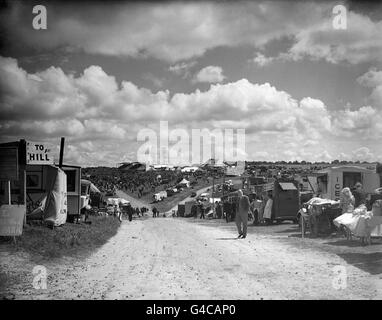 Corse di cavalli - 1955 Derby Festival - Ippodromo di Epsom Downs. Vista generale delle tende e stallo all'ippodromo di Epsom Downs. Foto Stock