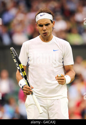 La spagnola Rafael Nadal festeggia un punto contro il Ryan Sweeting degli Stati Uniti durante il terzo giorno dei Campionati di Wimbledon 2011 presso il club di tennis All England Lawn. Foto Stock