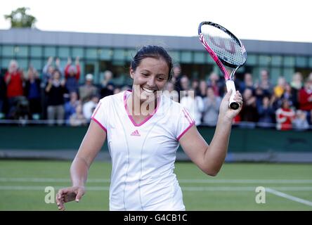 Laura Robson della Gran Bretagna festeggia il terzo giorno dei Campionati di Wimbledon del 2011 presso l'All England Lawn Tennis and Croquet Club di Wimbledon Foto Stock