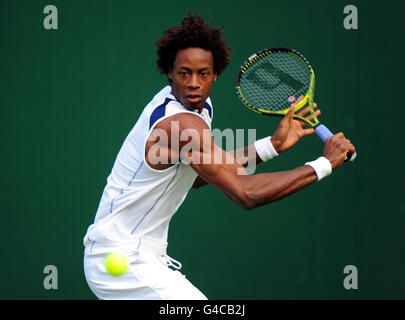 Il francese Gael Monfils in azione durante la sua partita contro Grega Zemlja della Slovenia durante il terzo giorno dei Campionati di Wimbledon 2011 all'All England Lawn Tennis and Croquet Club di Wimbledon. Foto Stock