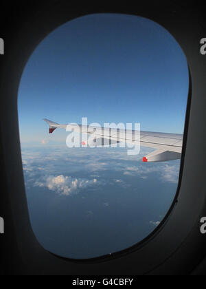 La vista dalla finestra di un Airbus A319 mentre si vola al tramonto sull'Inghilterra. Foto Stock