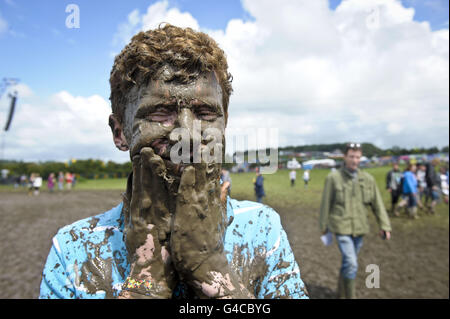 Tom Wilder, 17 anni, del Kent, ha coperto di fango mentre entra nello spirito del festival al festival di Glastonbury tenuto su Worthy Farm, Pilton. Foto Stock