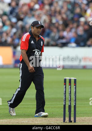 Il Samit Patel in the Field dell'Inghilterra mostra la sua disgregazione durante la partita internazionale Twenty20 al County Ground, Gloucestershire. Foto Stock