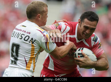 George Carmont di Wigan Warriors viene affrontato da Luke Robinson di Huddersfield (a sinistra) durante la partita di Engage Super League al DW Stadium, Wigan. Foto Stock