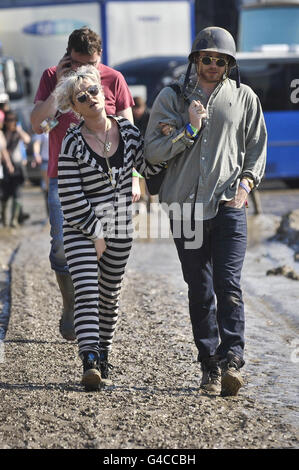 Glastonbury Festival 2011 - Sabato. Jaime Winstone (a sinistra) al Glastonbury Music Festival che si tiene presso la Worthy Farm di Pilton. Foto Stock