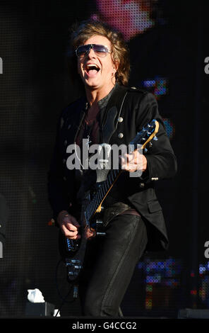 Richie Sambora di Bon Jovi suona sul palco all'Hard Rock Calling di Hyde Park, Londra. Foto Stock