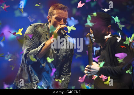 Glastonbury Festival 2011 - Sabato. Chris Martin (a sinistra) di Coldplay suona al Festival di musica di Glastonbury che si tiene presso la Worthy Farm di Pilton. Foto Stock