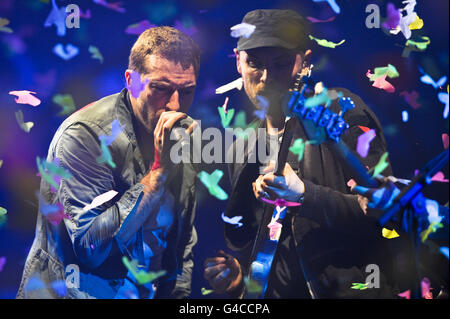 Glastonbury Festival 2011 - Sabato. Chris Martin (a sinistra) di Coldplay suona al Festival di musica di Glastonbury che si tiene presso la Worthy Farm di Pilton. Foto Stock