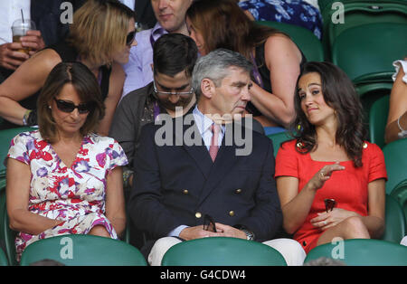 Pippa Middleton (a destra) siede con la madre Carole e il padre Michael mentre guardano Andy Murray della Gran Bretagna giocare Feliciano Lopez della Spagna sul campo centrale durante il 9° giorno dei Campionati Wimbledon 2011 all'All England Lawn Tennis and Croquet Club, Wimbledon. Foto Stock