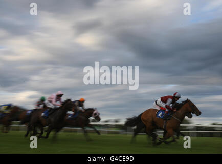 Corse di cavalli - Summer Race Night - Ippodromo di Chepstow. Corridori e cavalieri durante i digibety.com handicap Stakes durante la notte estiva di corsa all'ippodromo di Chepstow, Monmouthshire. Foto Stock