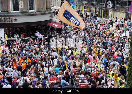 I manifestanti attraversano Newcastle nell'ambito di uno sciopero nazionale di un giorno contro i cambiamenti pensionistici e i tagli ai finanziamenti per il settore pubblico. Foto Stock