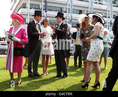 S.A.R. la Regina Elisabetta II insieme al Duca e alla Duchessa Di Cambridge insieme alla principessa Eugenie e alla principessa Beatrice L'anello della parata prima dell'inizio dell'Investec Derby Foto Stock