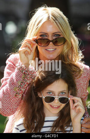 L'attrice e la madre Patsy Kensit si pone con Gemma o'Neill di 12 anni per il lancio della nuova campagna Boots Optician che mira a far conoscere ai genitori l'importanza di proteggere gli occhi dei loro bambini dal sole, nel centro di Londra. Foto Stock