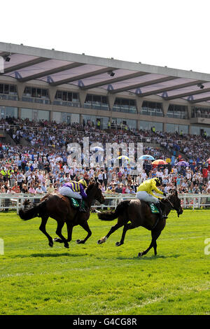 Corse ippiche - tra 365 Gold Cup Easter Festival - Sandown Park. Liam Aspell su Cornas (l) guida Joe Tizzard su Oiseau de Nuit durante la Celebration Chase bet365.com Foto Stock