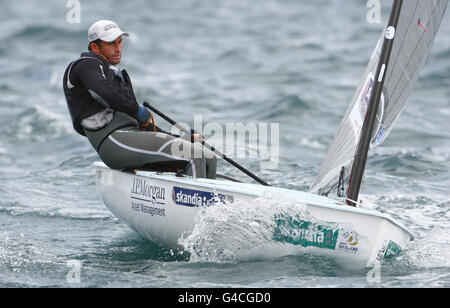 Medaglia d'oro olimpica tripla ben Ainslie in azione nel suo dinghismo finlandese durante il secondo giorno della Skandia Sail for Gold Regata a Dorset. Foto Stock