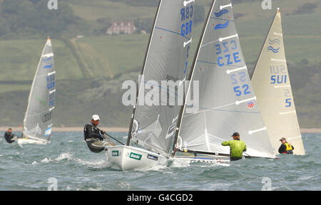 Medaglia d'oro alle triplicate olimpiche ben Ainslie in azione nel suo gommone finnico (cappello bianco) durante il secondo giorno della Skandia Sail for Gold Regatta a Dorset. Foto Stock