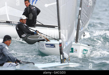 Medaglia d'oro alle triplicate olimpiche ben Ainslie in azione nel suo gommone finnico durante il secondo giorno della Skandia Sail for Gold Regata a Dorset. Foto Stock