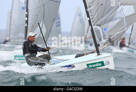 Medaglia d'oro alle triplicate olimpiche ben Ainslie in azione nel suo gommone finnico durante il secondo giorno della Skandia Sail for Gold Regata a Dorset. Foto Stock