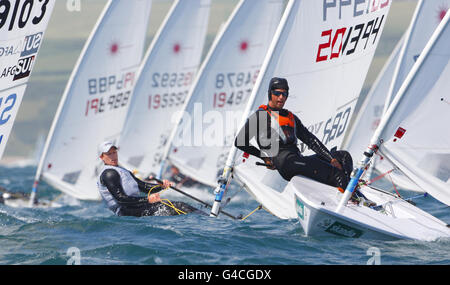 Paul Goodison, medaglia d'oro olimpica, in azione nel suo dinghy laser (a sinistra) durante il secondo giorno della Skandia Sail for Gold Regata a Dorset. Foto Stock