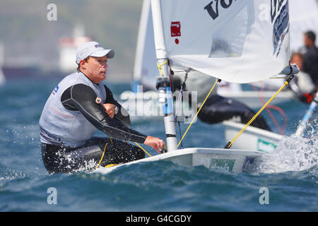 Vela - vela Skandia per la regata d'oro - due giorni. Medaglia d'oro olimpica Paul Goodison in azione nel suo laser Dinghy durante il giorno due della vela Skandia per la regata d'oro nel Dorset. Foto Stock