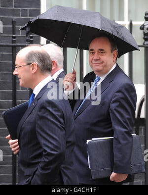 Il primo ministro scozzese Alex Salmond (destra) arriva per una riunione del Comitato ministeriale congiunto al 10 di Downing Street a Londra. Foto Stock