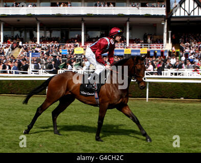 Corse di cavalli - Festival di maggio - Boodles City Day - Ippodromo di Chester. Il jockey Richard Kingscote va a postare su Ballista prima del Victor Chandler handicap Foto Stock