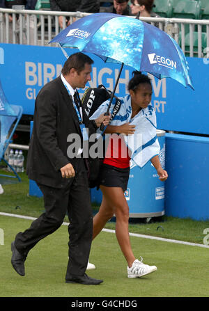 Heather Watson della Gran Bretagna esce dalla corte per i ritardi dovuti alla pioggia Il suo incontro con il Giappone Misaki Doi Foto Stock