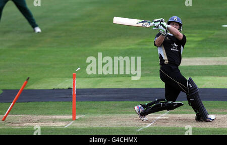 Cricket - Friends Life Twenty20 - North Group - Warwickshire Bears / Nottinghamshire Outlaws - Edgbaston. Jim Troughton di Warwickshire è stato bowled da per 30 durante la partita del gruppo t20 a Edgbaston, Birmingham. Foto Stock