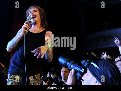 Justin Hawkins of the Darkness si esibisce sul palco dell'O2 Shepherd's Bush Empire di Londra ovest, il primo spettacolo della band a Londra dopo la riunificazione. Foto Stock