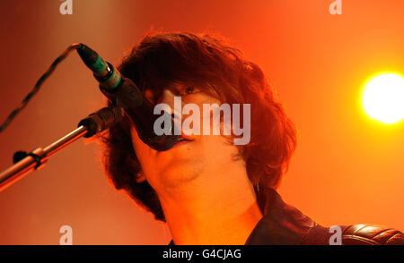 Alex Turner delle scimmie artiche suona in concerto al Don Valley Bowl di Sheffield. Foto Stock