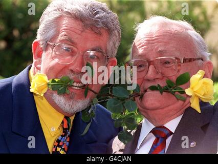 Il presentatore TV Rolf Harris, presidente di Physically Handicapped, able bodied (PHAB), e l'ex Goon Sir Harry Secombe, al Chelsea Flower Show di oggi (lunedì) per il lancio delle Rose 'Lions International' e 'Phab Gold'. Foto di Suzanne Hubbard/PA Foto Stock