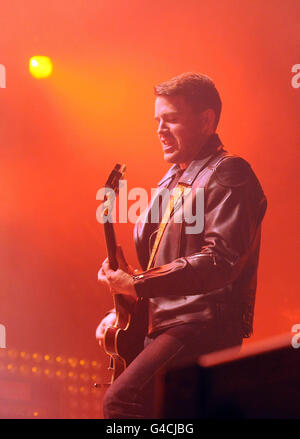 SOLO UNA VOLTA. , . L'AUTORIZZAZIONE DEVE ESSERE RICHIESTA PER L'USO IN QUALSIASI PUBBLICAZIONE DOPO UN UTILIZZO DA PARTE DEL SUO MANAGEMENT PRIMA DELLA PUBBLICAZIONE. Il chitarrista delle scimmie artiche Jamie Cook sul palco durante il concerto al Don Valley Bowl di Sheffield. Foto Stock