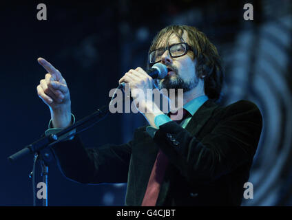 Isola di Wight Festival 2011. Jarvis Cocker di polpa si esibisce durante il secondo giorno del festival dell'isola di Wight Foto Stock