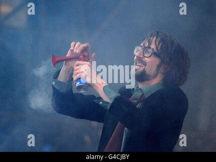 Isola di Wight Festival 2011. Jarvis Cocker di polpa si esibisce durante il secondo giorno del festival dell'isola di Wight Foto Stock