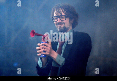 Jarvis Cocker di Pulp si esibisce durante il secondo giorno di Il festival dell'isola di Wight Foto Stock