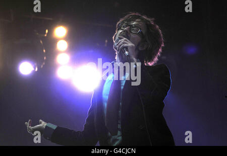 Jarvis Cocker di Pulp si esibisce durante il secondo giorno di Il festival dell'isola di Wight Foto Stock