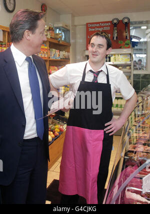 Foto non pubblicata del 06/11/09 del primo Ministro David Cameron incontrando il macellaio e il campione del mondo Wolf whistler Stephen Millar (a destra) a Irvinestown. Foto Stock