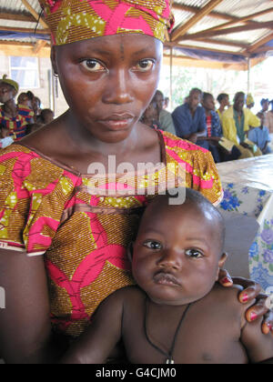 Madre di tre Wuya Sannoh, 20 anni, con il figlio di nove mesi Abubakarr, presso il Gondama Community Health Center, nella giungla delle palme, a sette miglia dalla seconda città della Sierra Leone, Bo. Foto Stock