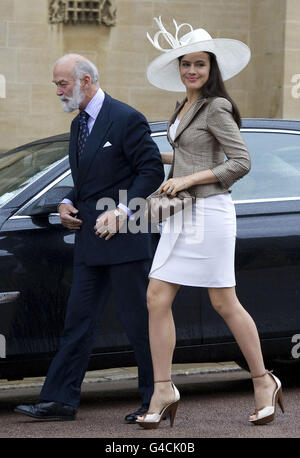 Il principe Michele di Kent e sua nuora Sophie Winkleman arrivano con altri membri della famiglia reale alla Cappella di St George del Castello di Windsor, per celebrare il novantesimo compleanno del duca di Edimburgo. Foto Stock