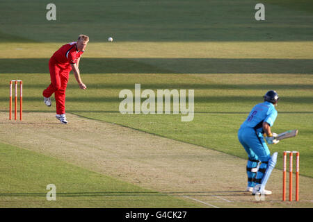 Cricket - Friends Life Twenty20 - North Group - Derbyshire Falcons / Lancashire Lightning - County Ground. Lancashire Lightning's Glen Chapple in azione bowling Foto Stock