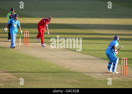 Cricket - Friends Life Twenty20 - North Group - Derbyshire Falcons / Lancashire Lightning - County Ground. Lancashire Lightning's Glen Chapple in azione bowling Foto Stock