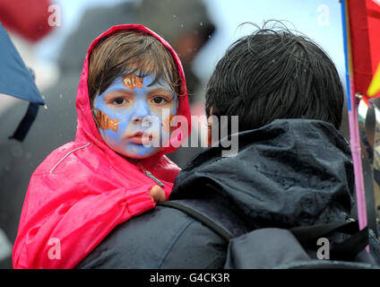 Un ragazzo brama il tempo umido durante l'ultimo giorno del Festival dell'Isola di Wight. Foto Stock