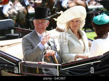 Carlo, Principe di Galles e Camilla, la Duchessa di Cornovaglia (centro) arrivano ad Ascot durante il primo giorno del Royal Ascot Meeting del 2011. Foto Stock