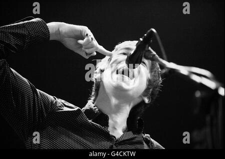 NOTA: Immagine convertita in bianco e nero. Miles Kane sul palco che sostiene le scimmie artiche in vista del loro concerto al Don Valley Bowl di Sheffield. STAMPA ASSOCIAZIONE FOTO Data foto: Sabato 11 giugno 2011. Il credito fotografico deve essere: Anna Gowthorpe/PA Wire Foto Stock