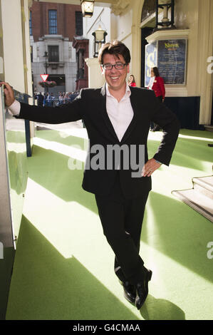 Michael McIntyre arriva alla notte di apertura di Shrek The Musical al Theatre Royal di Londra. Foto Stock