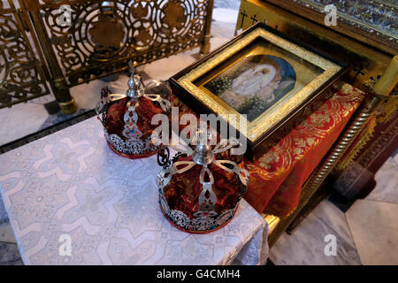 Russo-stile corone di matrimonio per lo sposo e la sposa tradizionale cerimonia di incoronazione di una chiesa ortodossa orientale matrimonio all'interno di San Vladimiro la cattedrale nel centro di Kiev Ucraina Foto Stock